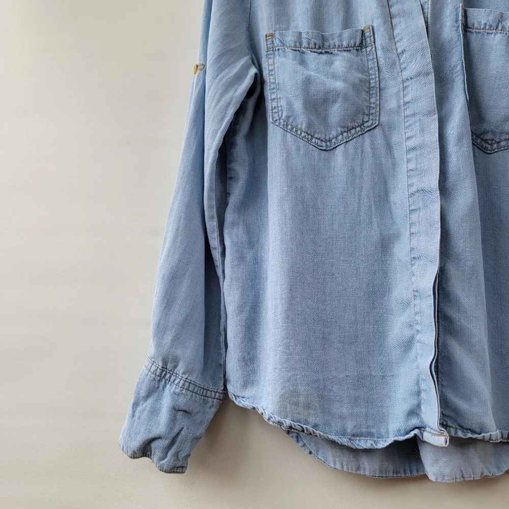 Bella Dahl Chambray Blouse Size Medium Blue Split Back Roll Tab Sleeves Coastal - Picture 6 of 16